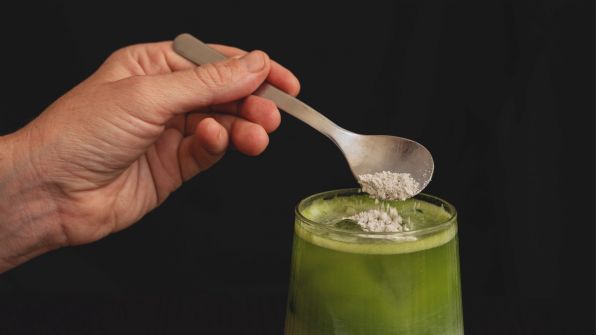 Křemelinu Vitatrend si můžete rozmíchat třeba do ranního smoothies, kaše nebo jogurtu. kremelina-vitatrend-smoothies