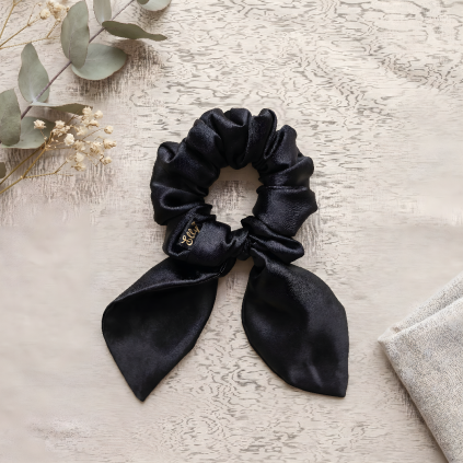 Saténová scrunchie gumička - černá