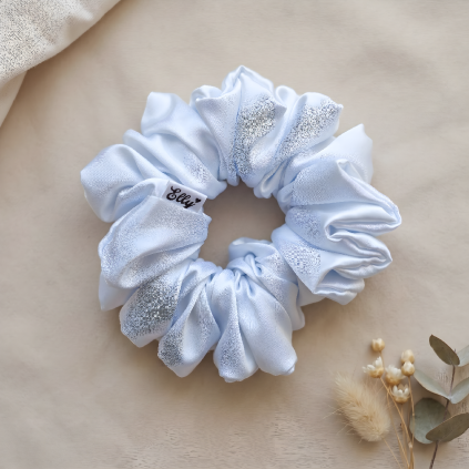 Saténová scrunchie gumička - bílá