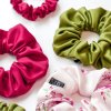 Úzká saténová scrunchie gumička - Viva magenta