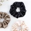 Saténová scrunchie gumička - Černá