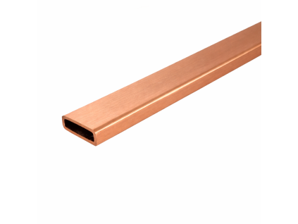 Brushed měděná trubka na bílém pozadí