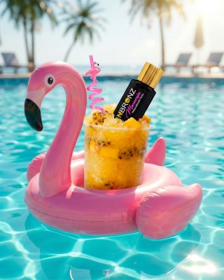Ledová tříšť, bazén, slunce a vůně maracuji. 🍹☀️💦 K létu patří pořádná dávka osvěžení.... ve skleničce, ve vodě i na...