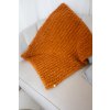 Ručně háčkovaná deka skořicová