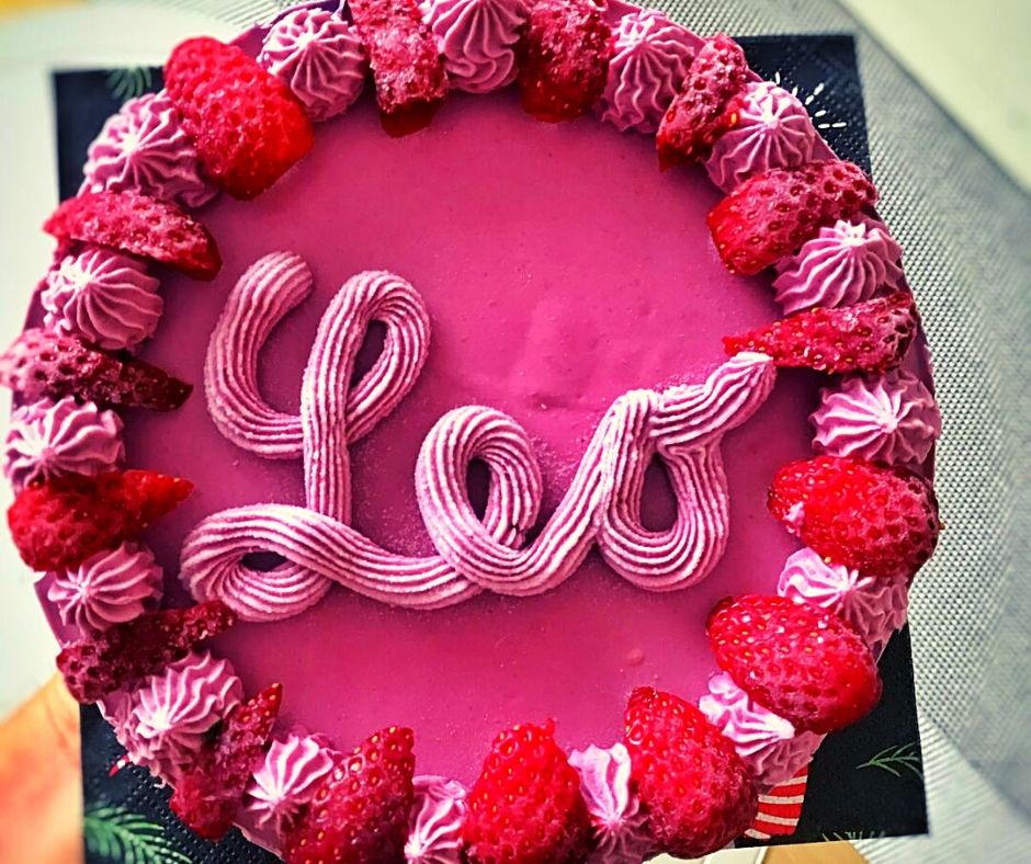 Raw malinový dort s lucumou a brusinkami