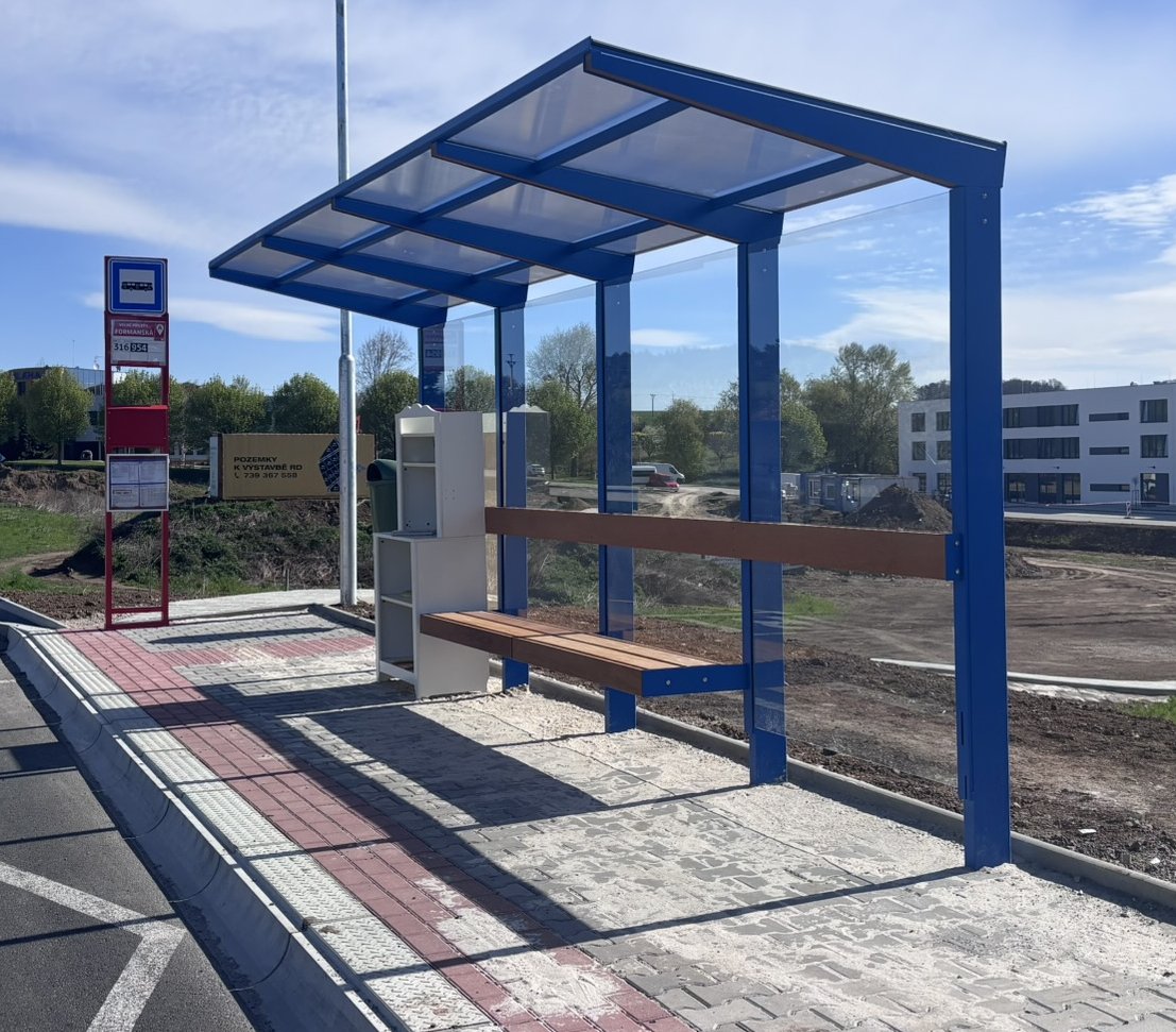 Chodník Pražská a nové autobusové zastávky