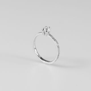 Ringe LIORA, LUMEN, NOX und AIKO ✨ ⠀⠀⠀⠀⠀⠀⠀⠀⠀ Jeder dieser Ringe trägt einen Rohdiamanten in sich. Genau so, wie ihn die...