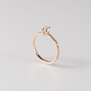 Síla v surové podobě.✨ Tento výjimečný zásnubní prsten spojuje jemnost růžového zlata s nespoutanou krásou surového...