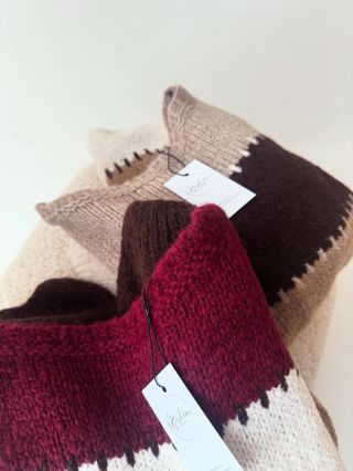 Bouclé, pletené svetry z kvalitní směsi vlny a viskózy tě zahřejí a nekoušou 🐻🧸 #svetr #pletenysvetr #knitwear...