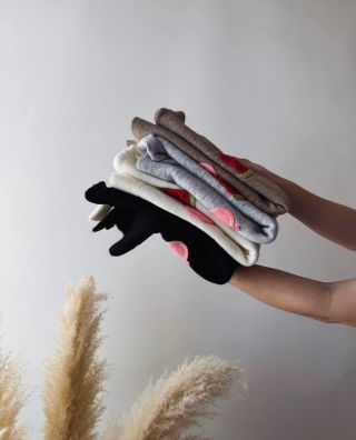 Svetr CUTE - Minimalistický kousek s hravým detailem 🤍🍓🥑 Měkkost, pohodlí a jemná radost v jednom. #minimalstyle...