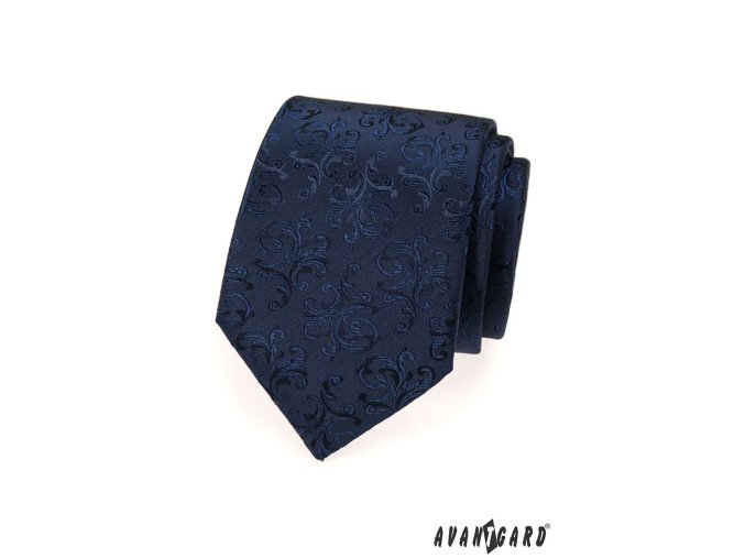 Velmi tmavě modrá kravata se vzorem stejné barvy + kapesníček do saka