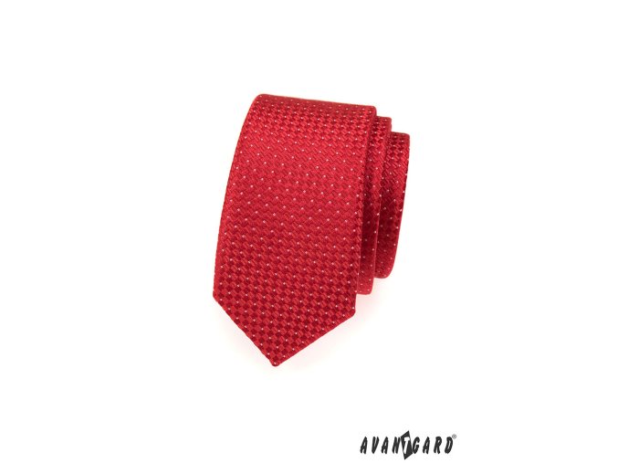 Červená slim kravata s kostičkovaným vzorem a drobnými bílými tečkami