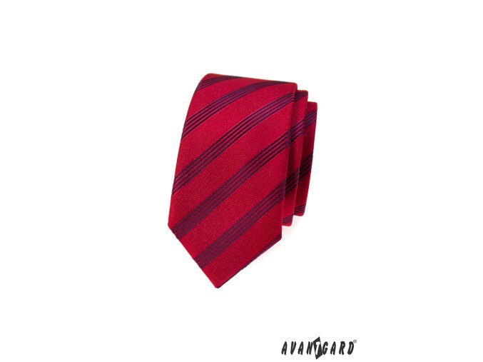 Červená slim kravata s tenkými tmavými proužky
