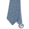 Tmavě modrá kravata s drobnými světlými kvítky