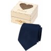 Tmavě modrá pánská kravata s proužkovanou strukturou v dřevěné dárkové krabičce – Dědeček