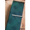 Tmavě modrá luxusní pánská slim kravata se zeleným károvaným vzorem