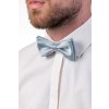 Světle modrý pánský motýlek se stříbrnými detaily + kapesníček do saka