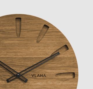 Hodiny VLAHA Grand z dubového masivu jsou ručně vyrobené v Čechách a s průměrem 45 cm se stanou dominantním designovým...