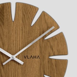 Dřevo, které má příběh. 🌿 Každý kus jiný, každý kus originál. Dubové hodiny VLAHA vznikají ručně v Novém Městě nad Metují...