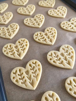 Naše letošní první novinka 💛✨ #srdicko #novinka #vykrajovatko #peceni #vlastnivykrajovatko #heart #cookiecutters