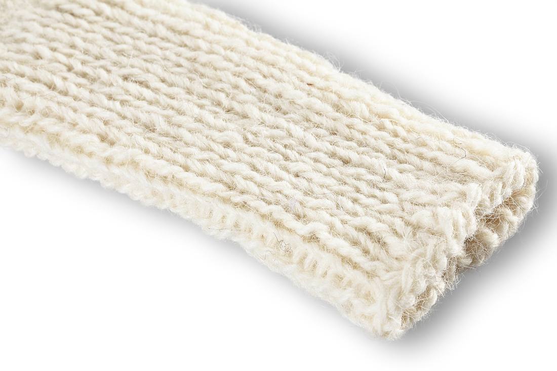 Makro ručně pletené příze z ovčí vlny v krémové barvě