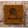 Nášivka HAND MADE klubko 25x25 mm varianta skořicová
