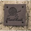 Nášivka HAND MADE klubko 25x25 mm varianta tmavě šedá