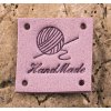 Nášivka HAND MADE klubko 25x25 mm varianta světle fialová