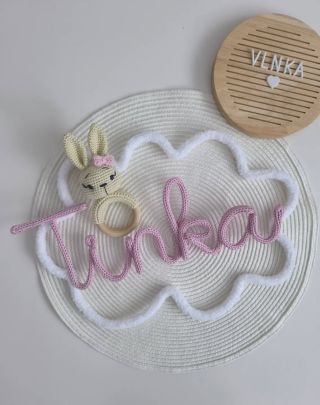 Menovka s hrkálkou pre Tinku 🩷 Personalizovaný doplnok s menom je krásnou spomienkou pre dieťatko a k tomu hrkálka...