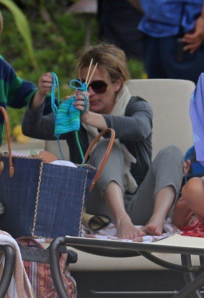 Julia Roberts s ihlicami – pletenie ako relax na pľaci