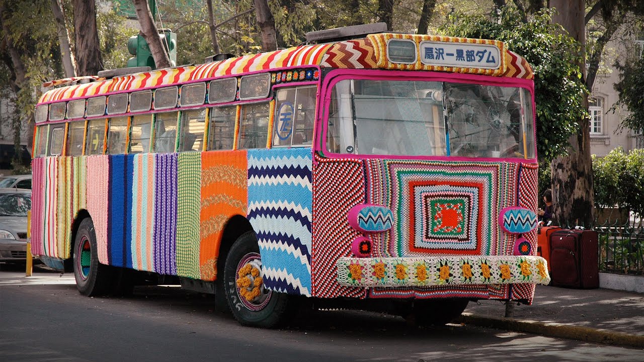 Autobus obalený v pestrofarebnej pletenine
