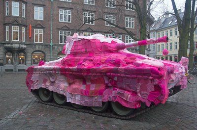 Tank obalený ružovou pleteninou - umelecký protest