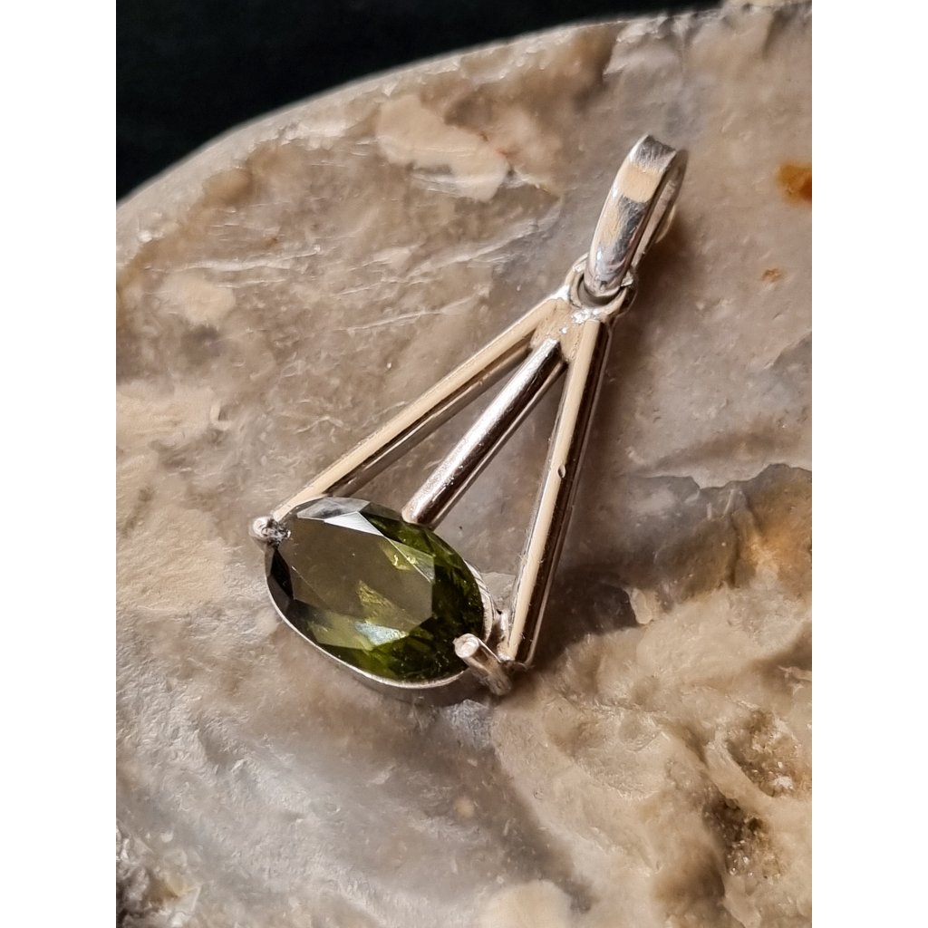 Silver pendant with cut Moldavite P2000336970006