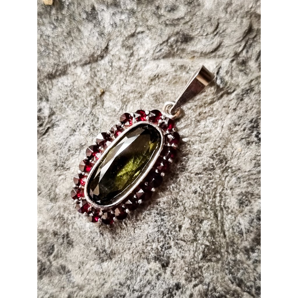 Silver pendant with Moldavite and garnets 2000085350005
