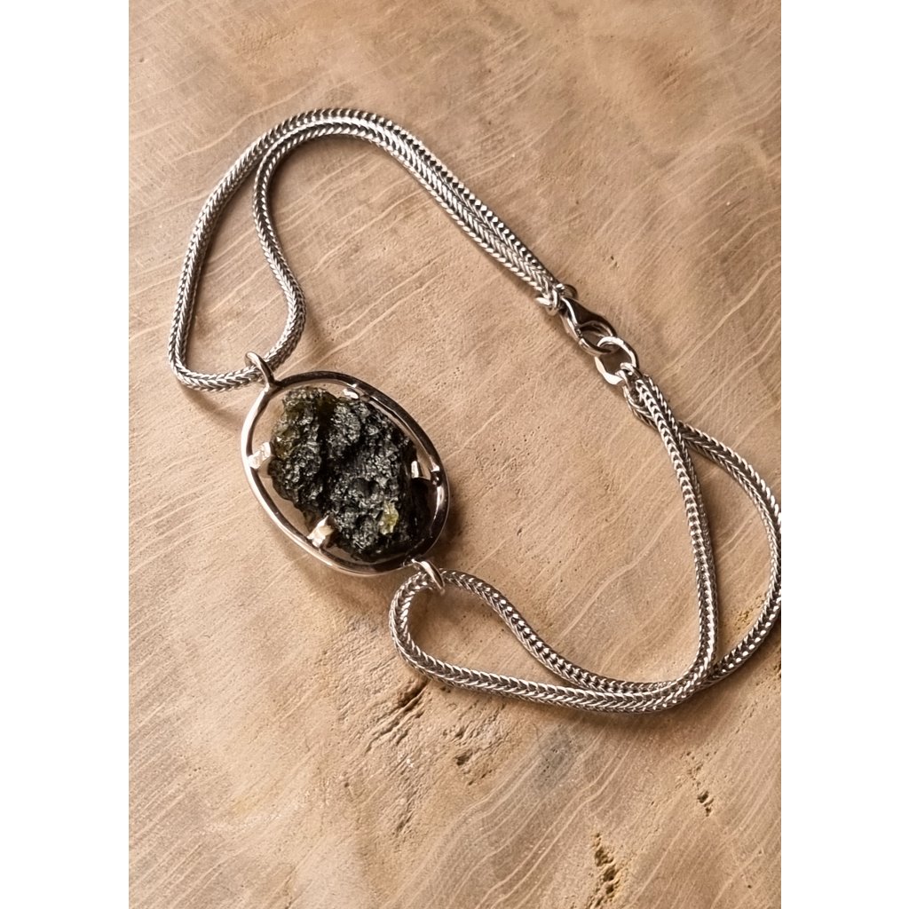 Elegantní stříbrný náramek s vltavín