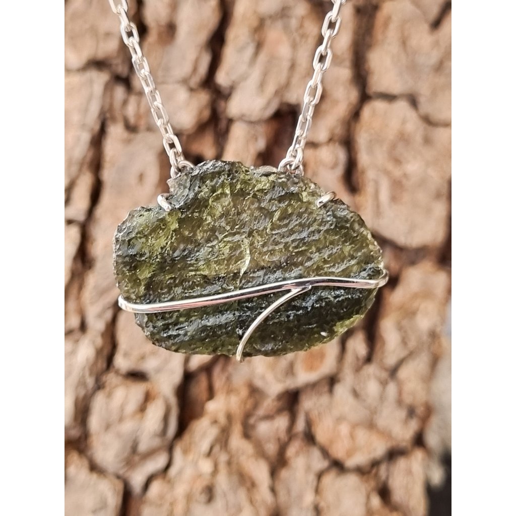 Stříbrný náhrdelník s vltavínem