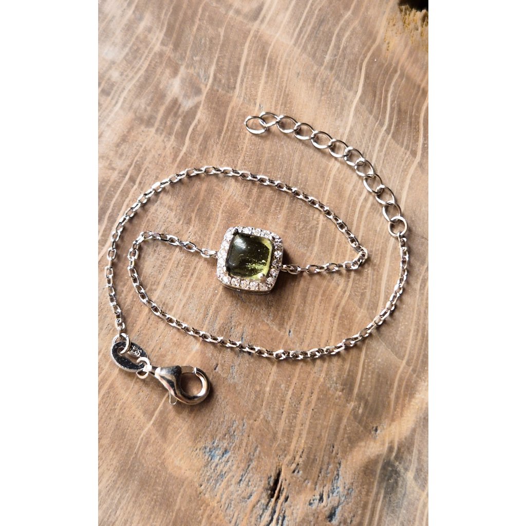 Stříbrný náramek s vltavínem a zirkony