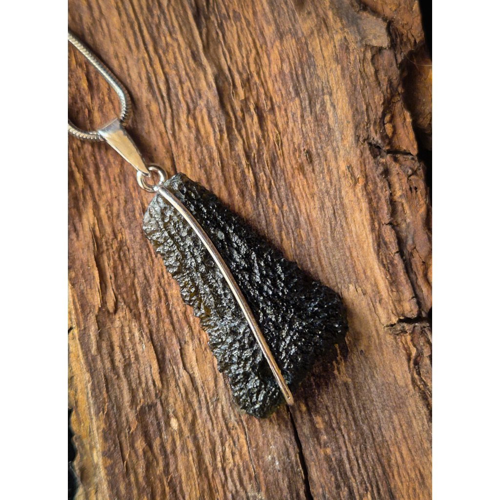 Stříbrný přívěsek s neopracovaným vltavínem