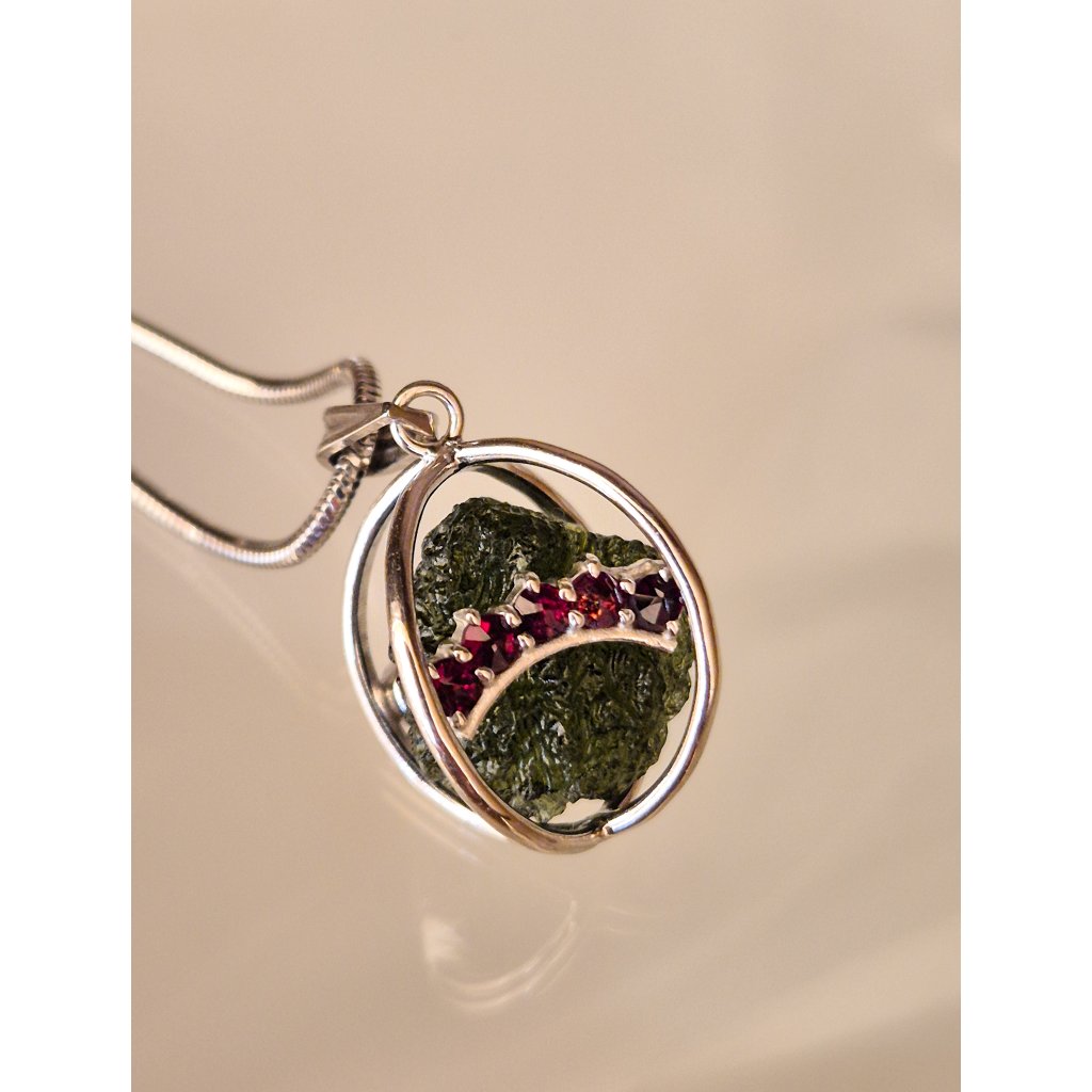 Stříbrný přívěsek s neopracovaným vltavínem a granáty P2000349890001