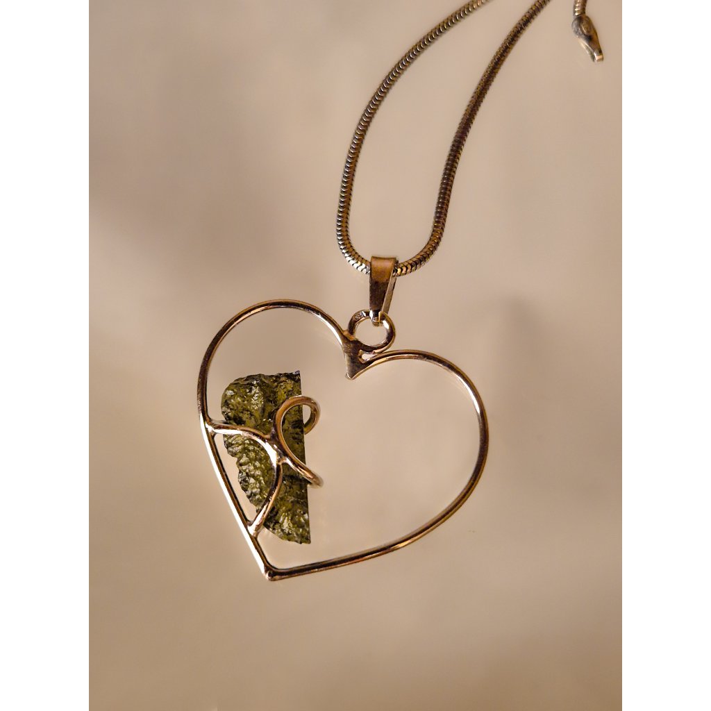 Stříbrný přívěsek s vltavínem ve tvaru srdce