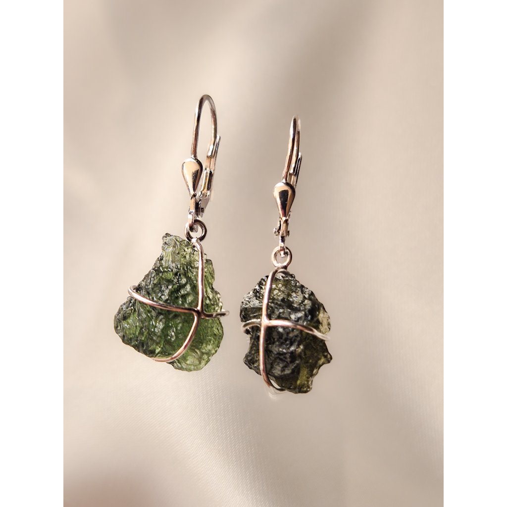 Náušnice ze stříbra s přírodními nebroušenými vltavíny