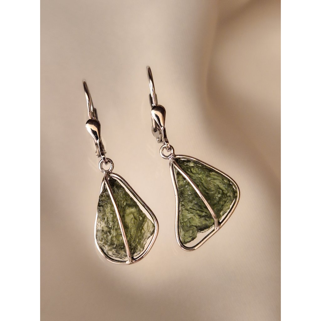 Stříbrné náušnice s přírodními nebroušenými vltavíny