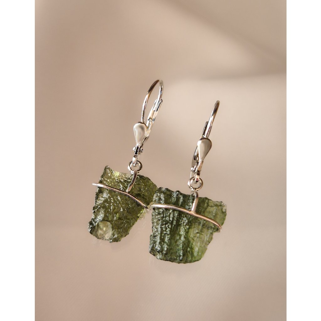 Stříbrné visací náušnice s nebroušenými vltavíny