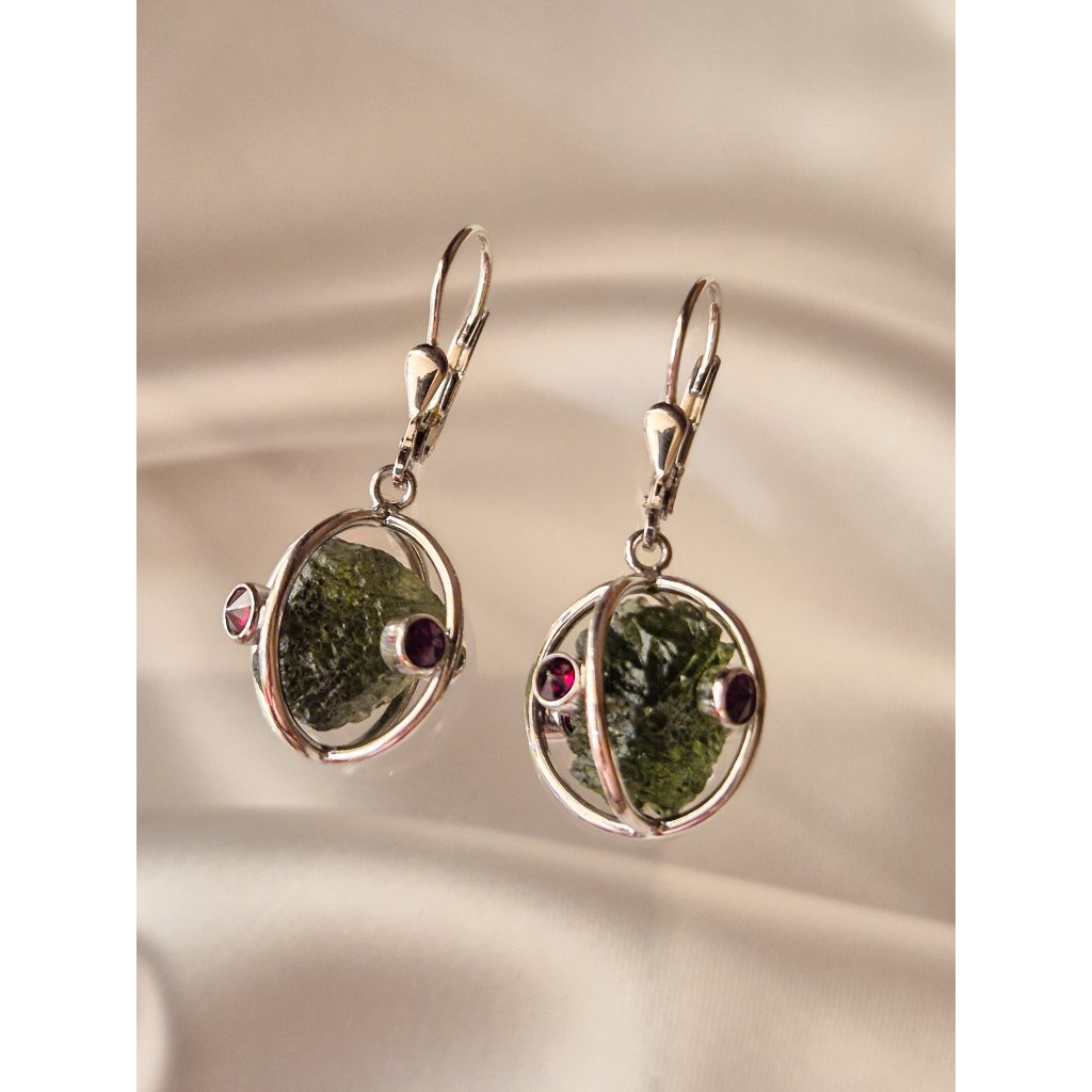 Stříbrné visací náušnice s nebroušenými vltavíny P2000352520001