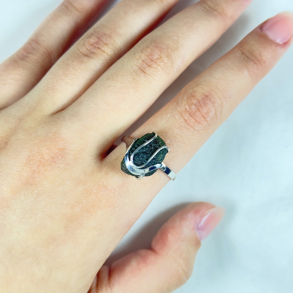 Stříbrný prsten s neopracovaným vltavínem 2000295400002