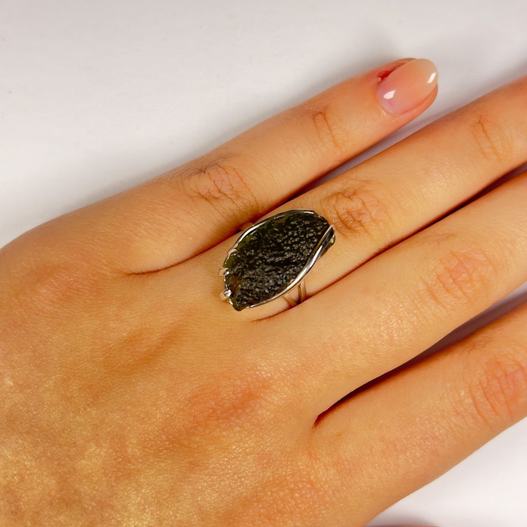 Stříbrný prsten s neopracovaným vltavínem 2000285950005