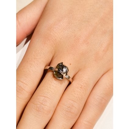 Stříbrný prsten s nebroušeným vltavínem P2000332010003
