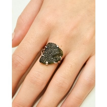 Stříbrný prsten s vltavínem P2000285940006
