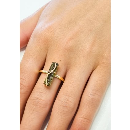 Gold ring with Moldavite, semi-cut P2000303090003
