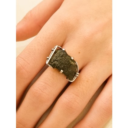 Stříbrný prsten s vltavínem P2000315510001